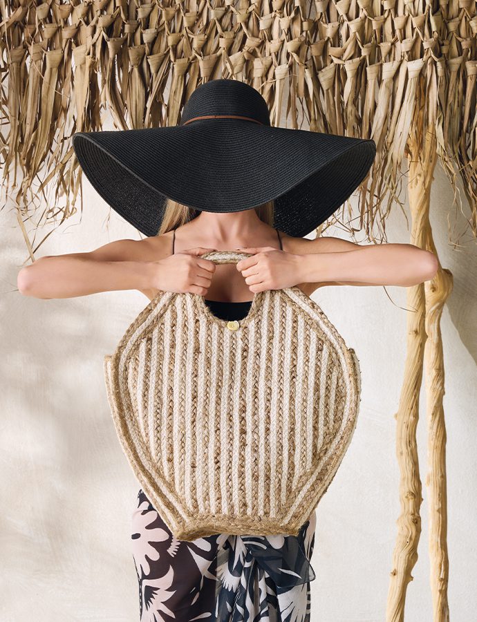 Kentia Lifestyle Woman With Bag